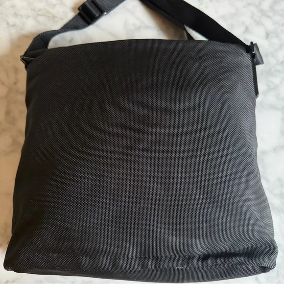 Men's TUMI Black Crossbody Laptop Messenger Bag Leather and Nylon Magnetic Close - Picture 6 of 9